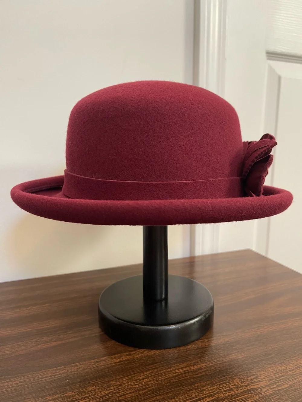 VTG Burgundy Liz Claiborne 100% Wool Cloche Hat with 3D Floral Accent & Hat Box - Picture 5 of 9
